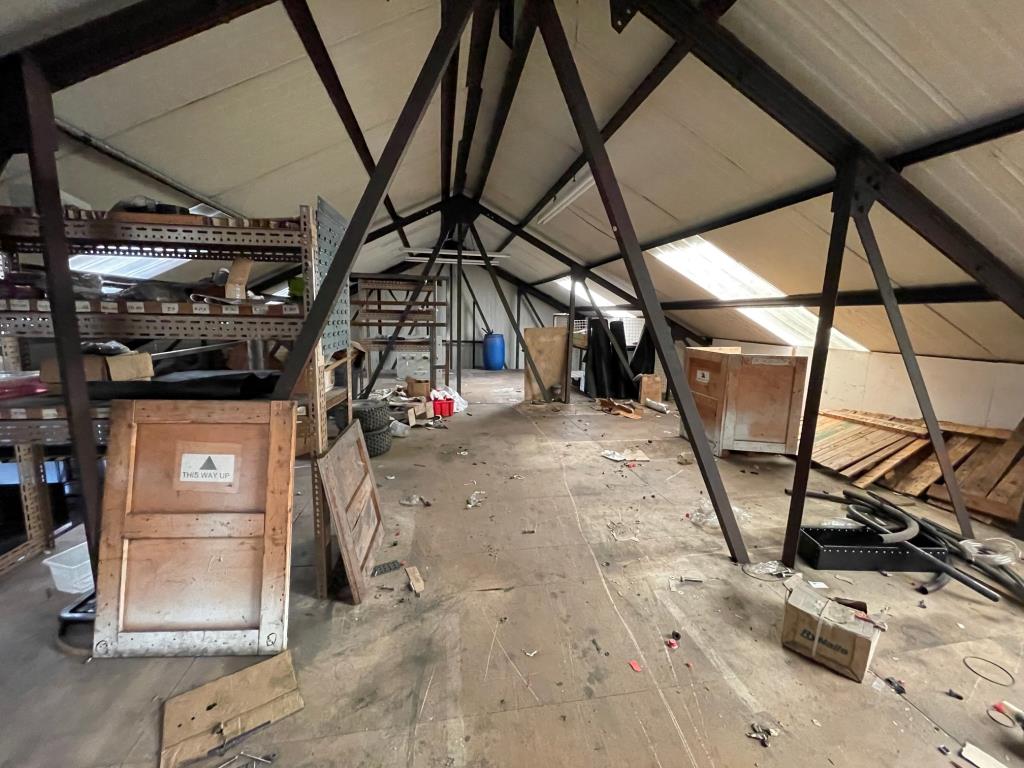 Lot: 61 - FREEHOLD INDUSTRIAL UNIT - 